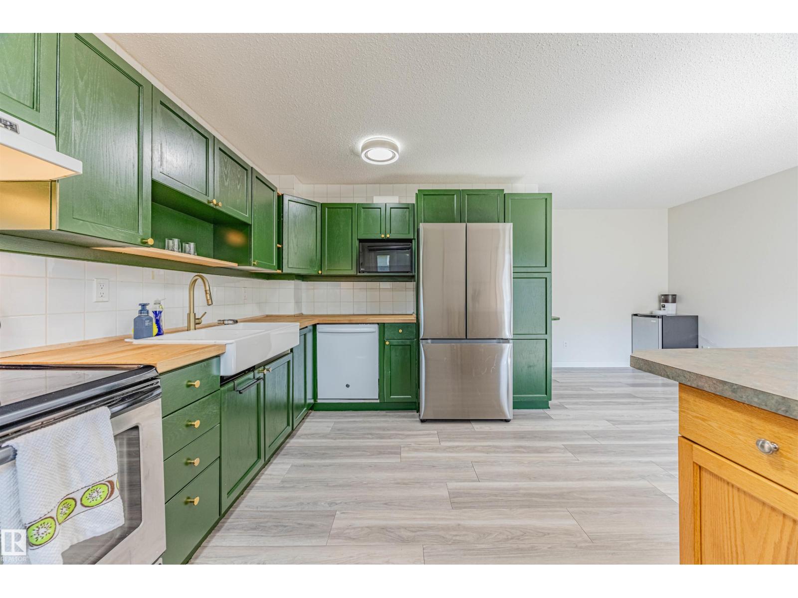 Photo 3 of 3044 108 St Nw, Edmonton AB