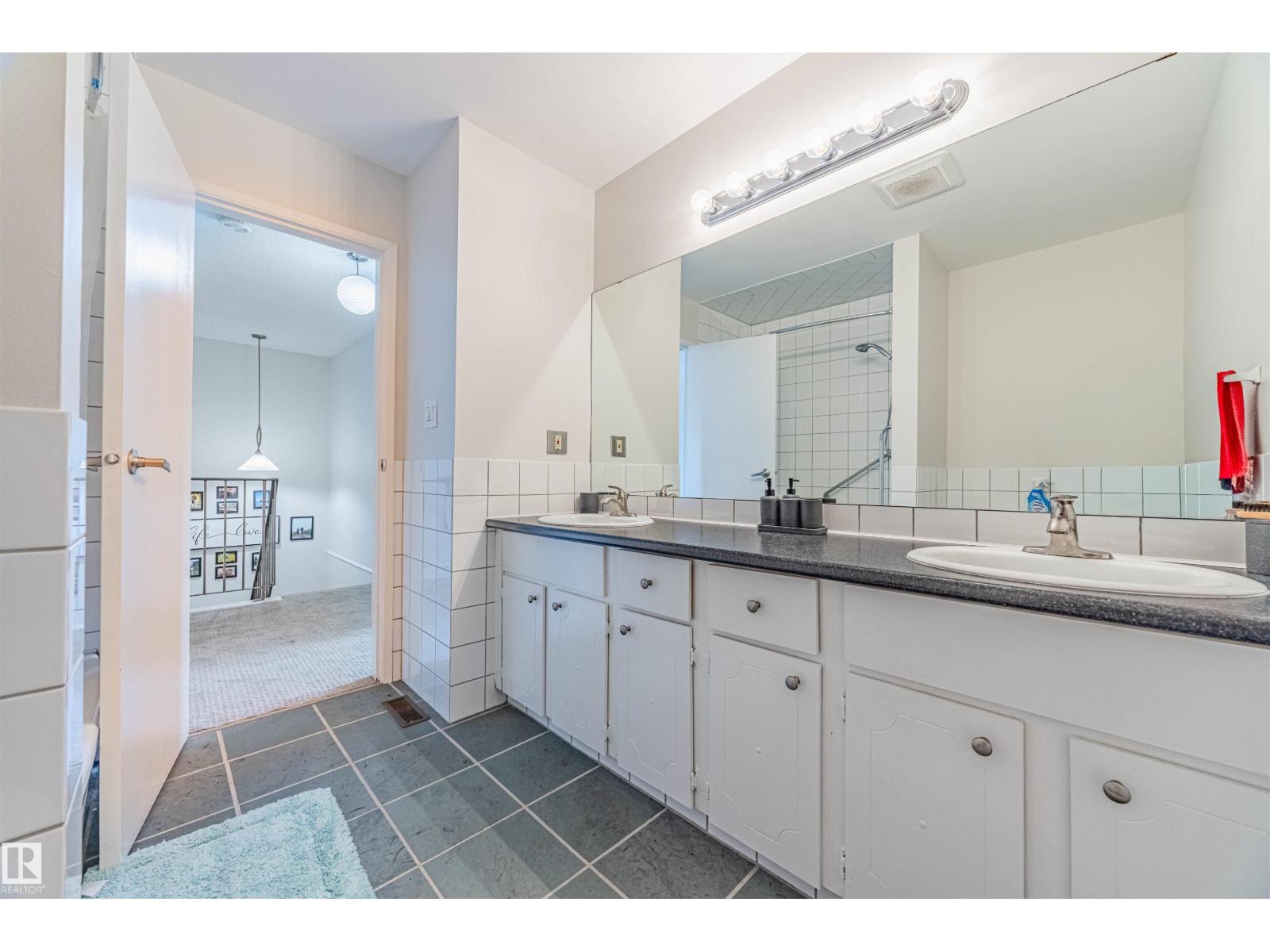 Photo 5 of 3044 108 St Nw, Edmonton AB