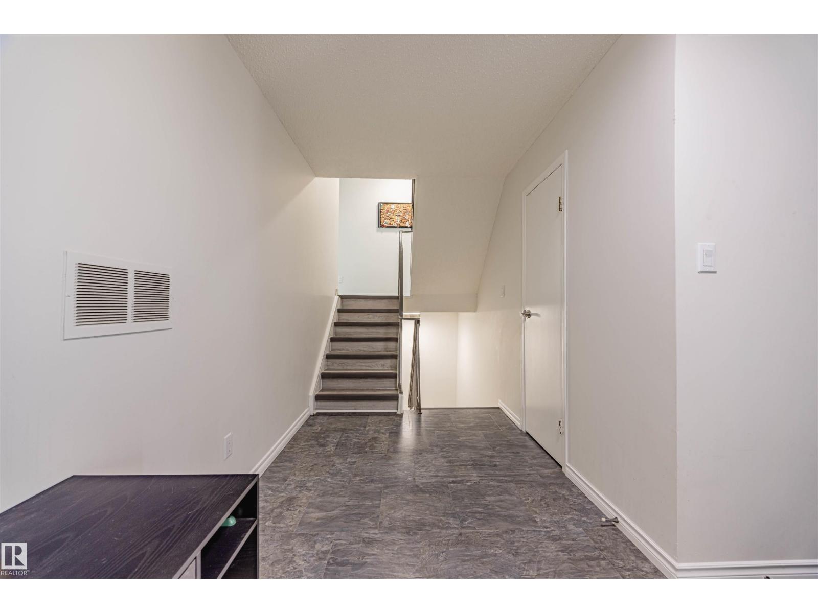 Photo 2 of 3044 108 St Nw, Edmonton AB