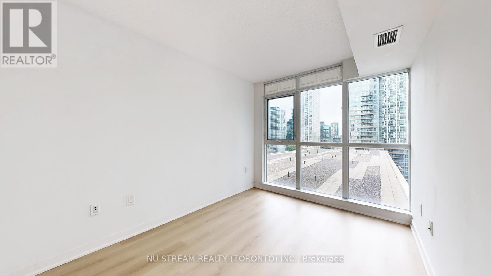 Photo 13 of 1201 10 Capreol Court, Toronto ON