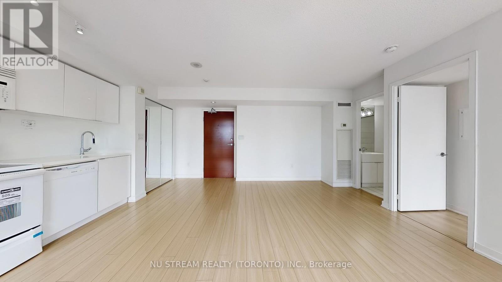 Photo 12 of 1201 10 Capreol Court, Toronto ON