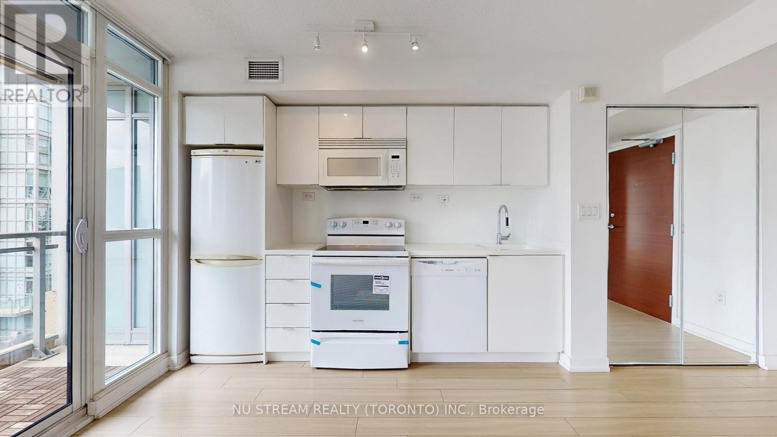 Photo 11 of 1201 10 Capreol Court, Toronto ON