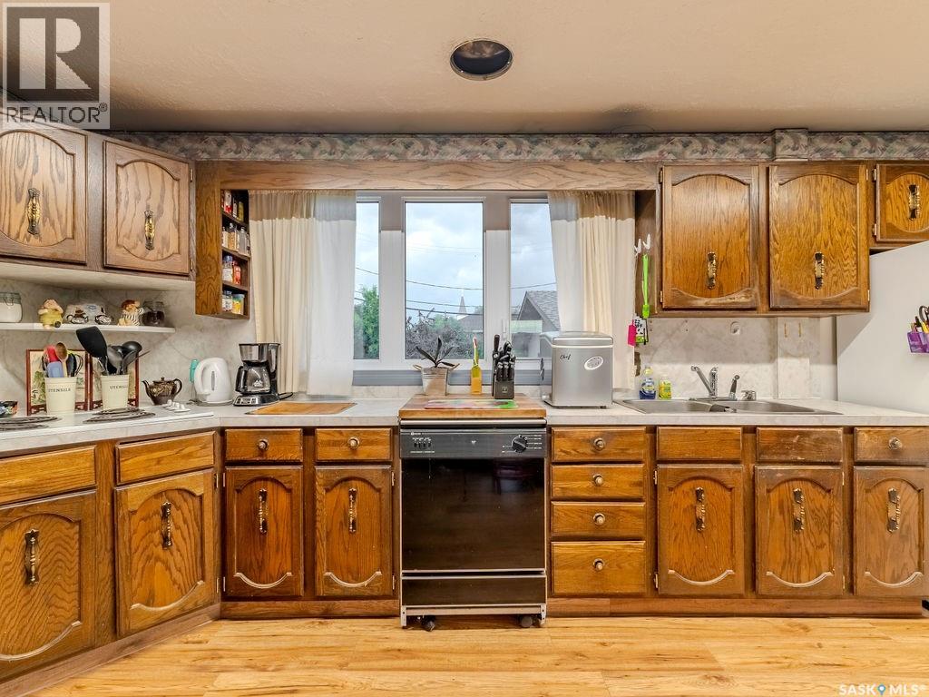 Photo 11 of 139 Railway Avenue E, Vanscoy SK