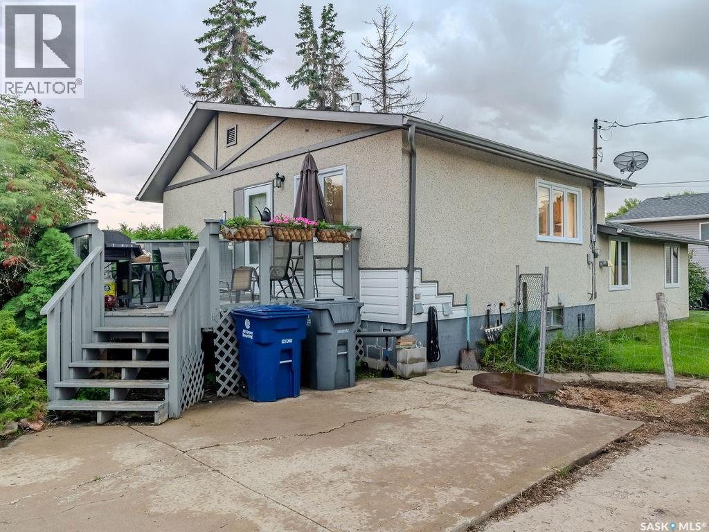 Photo 2 of 139 Railway Avenue E, Vanscoy SK