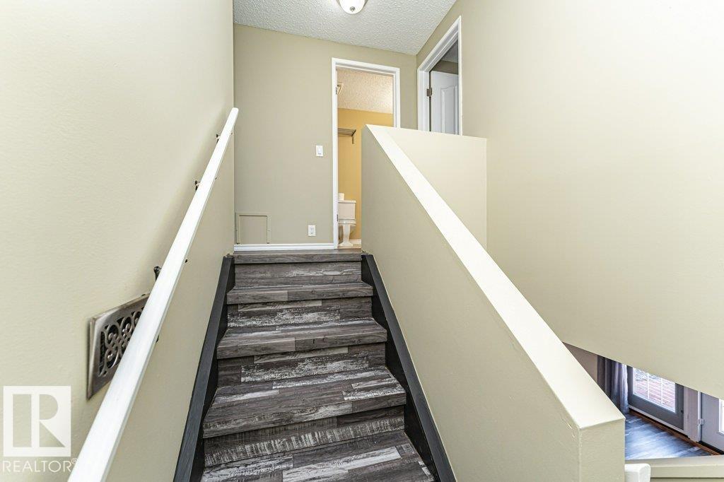Photo 10 of 3299 139 Av Nw, Edmonton AB