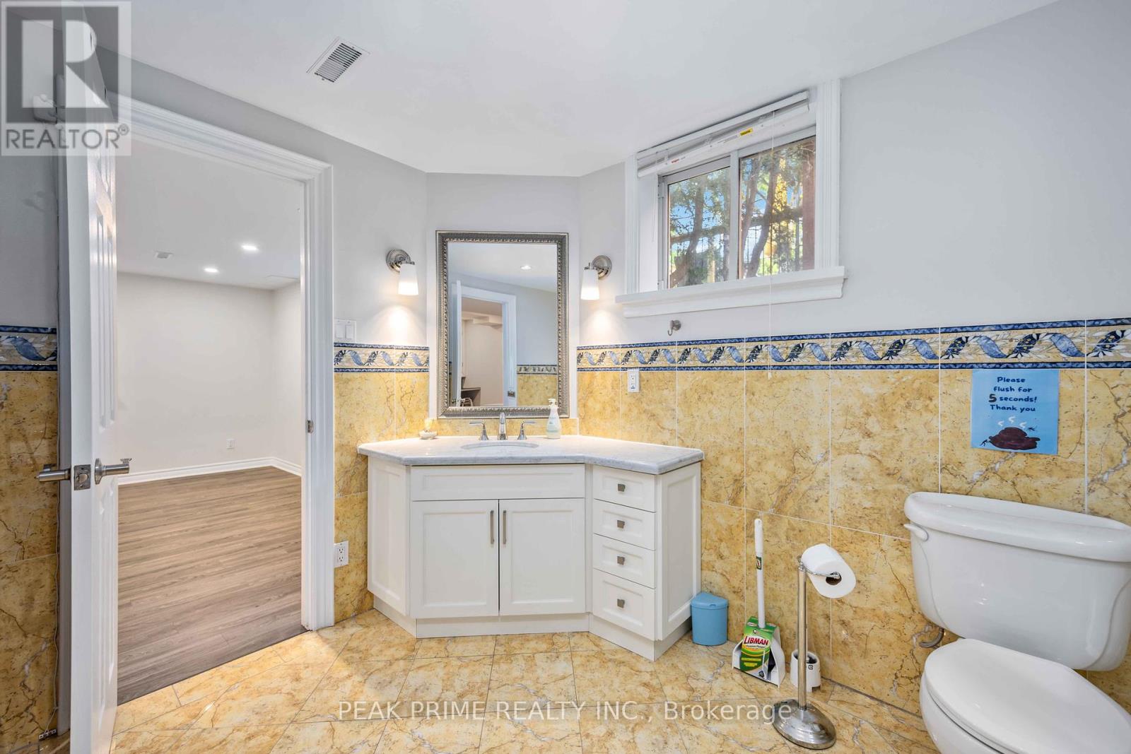 Photo 10 of Bsmt 211 Glendora Avenue, Toronto ON