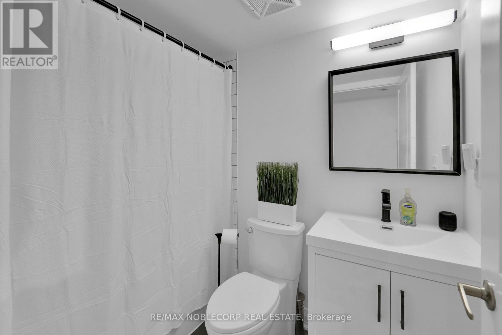 Photo 8 of 239 13 Foundry Avenue, Toronto ON