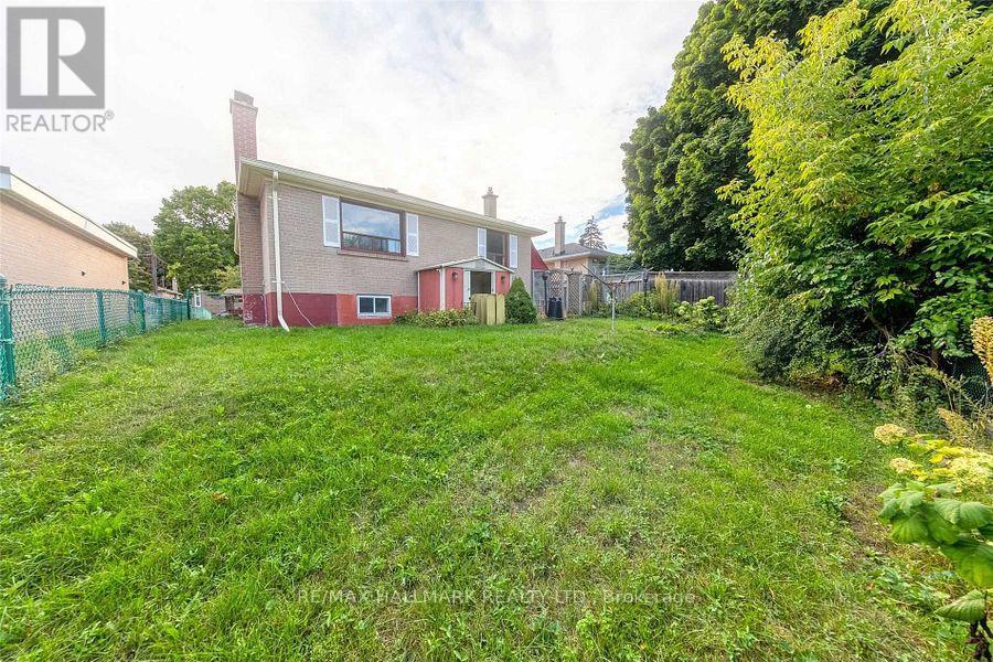 Photo 2 of Main 20 Pixley Crescent, Toronto ON