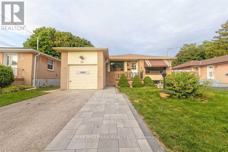 Photo 3 of Main 20 Pixley Crescent, Toronto ON