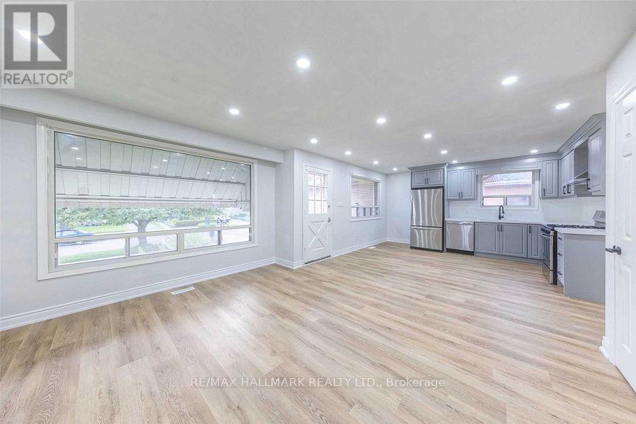 Photo 6 of Main 20 Pixley Crescent, Toronto ON