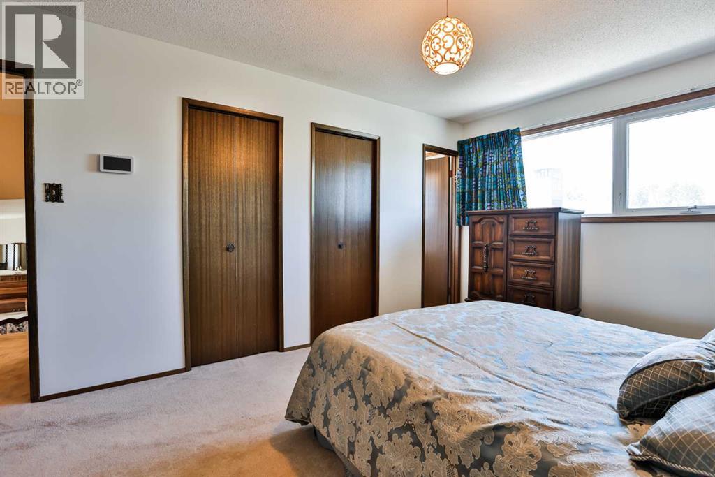 Photo 11 of 22 Hawthorne Place N, Lethbridge AB