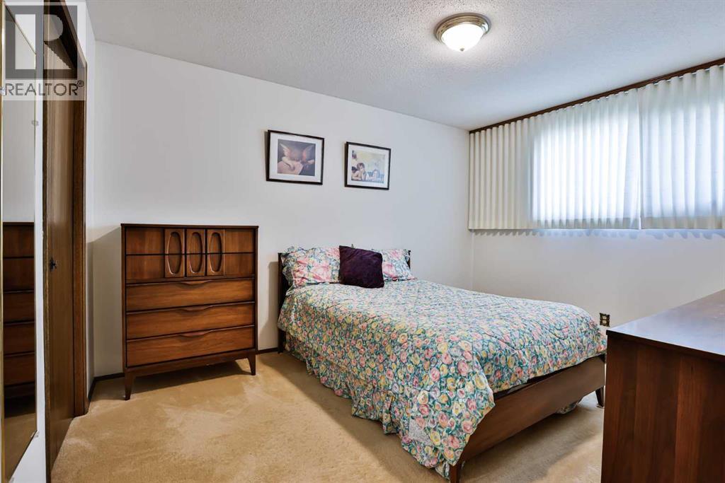 Photo 2 of 22 Hawthorne Place N, Lethbridge AB