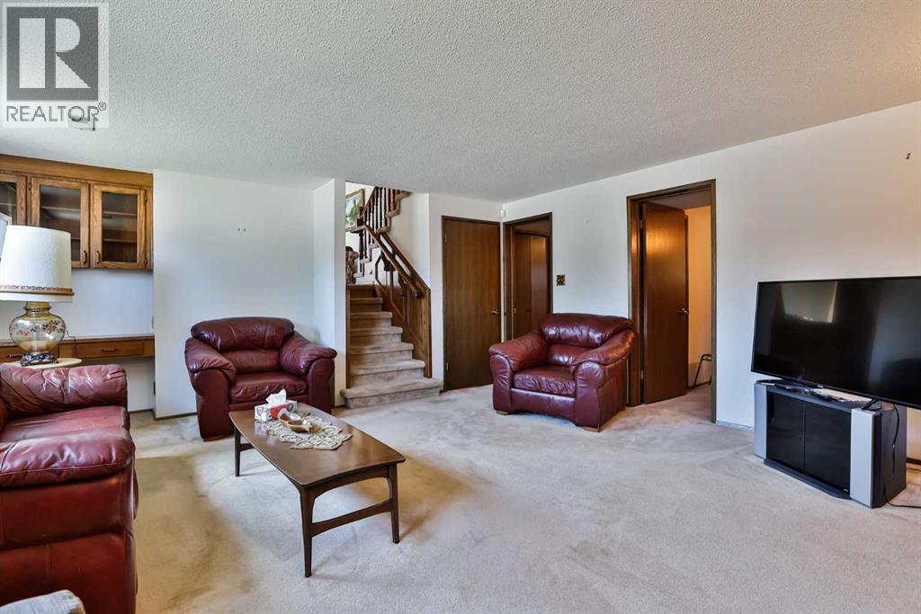 Photo 9 of 22 Hawthorne Place N, Lethbridge AB