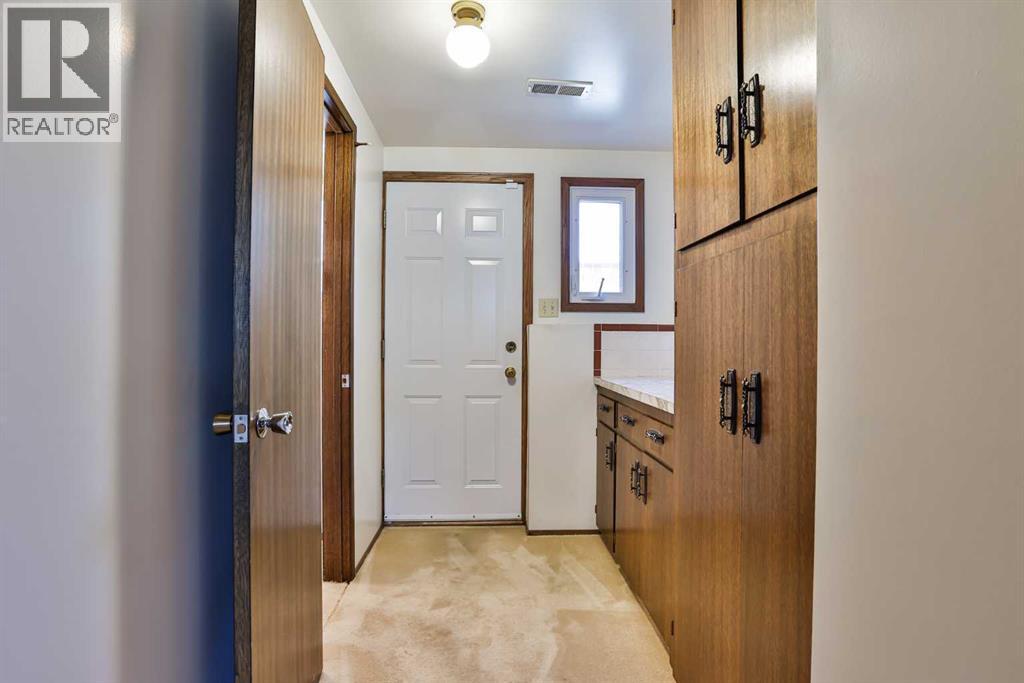 Photo 13 of 22 Hawthorne Place N, Lethbridge AB