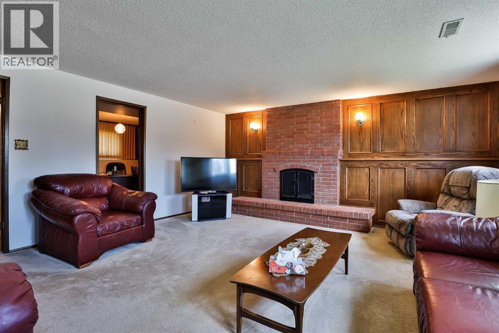 Photo 5 of 22 Hawthorne Place N, Lethbridge AB