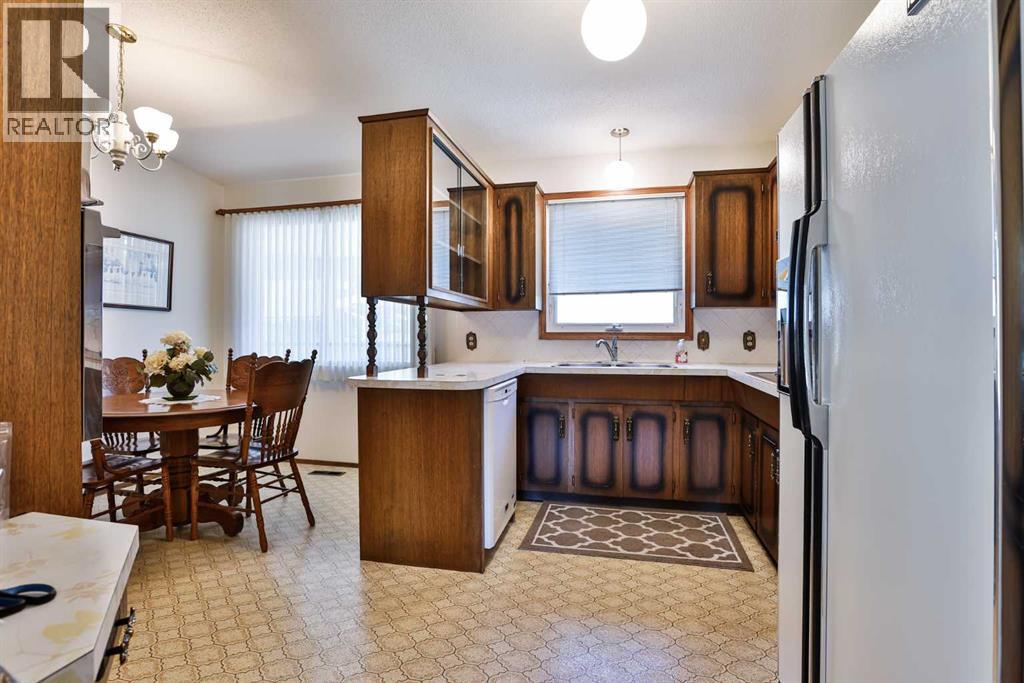 Photo 34 of 22 Hawthorne Place N, Lethbridge AB