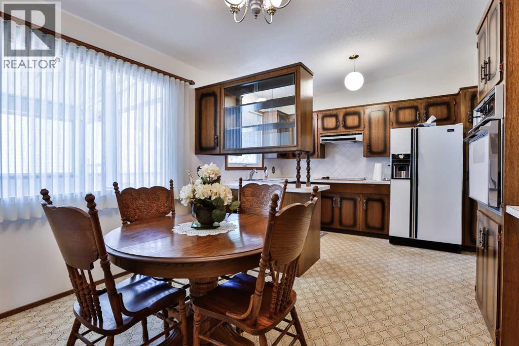 Photo 3 of 22 Hawthorne Place N, Lethbridge AB