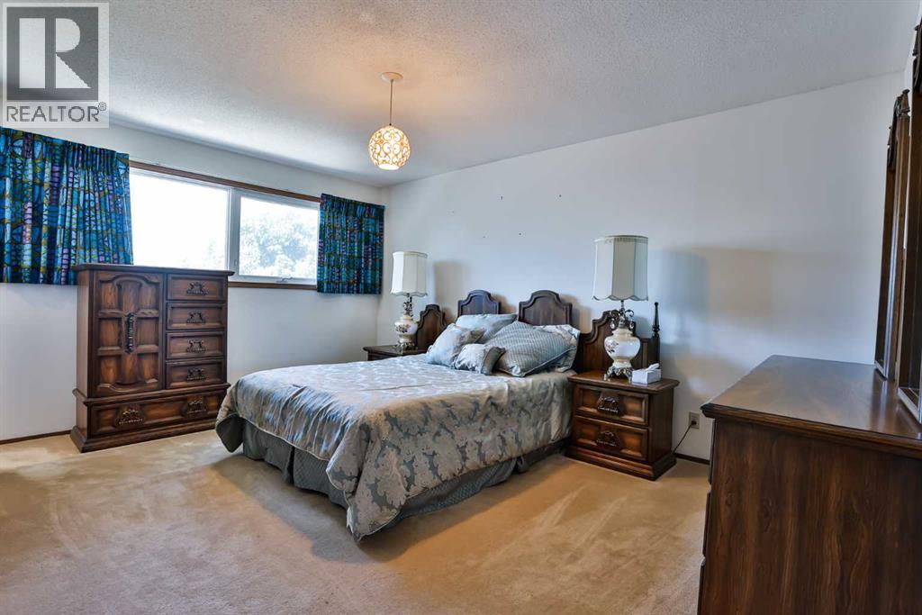 Photo 21 of 22 Hawthorne Place N, Lethbridge AB