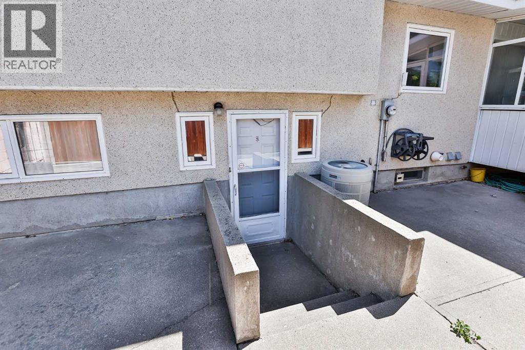 Photo 10 of 22 Hawthorne Place N, Lethbridge AB