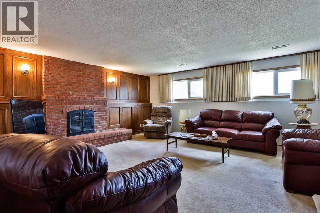Photo 15 of 22 Hawthorne Place N, Lethbridge AB