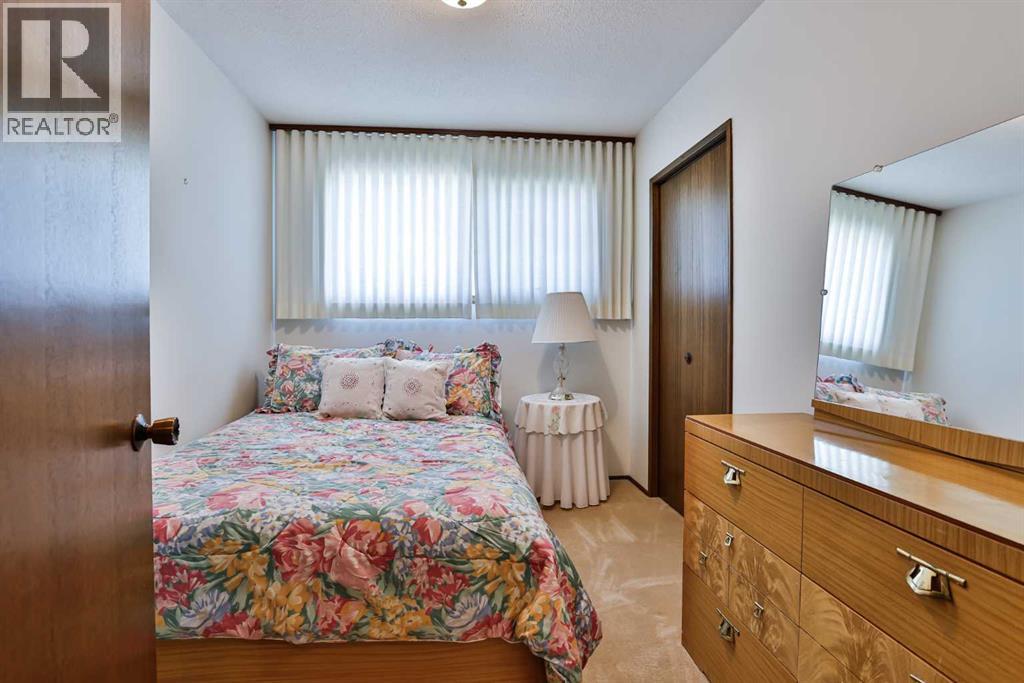 Photo 16 of 22 Hawthorne Place N, Lethbridge AB