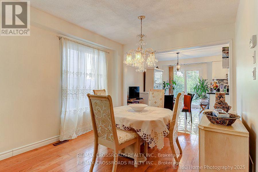 Photo 17 of 29 Billingsley Crescent, Markham ON