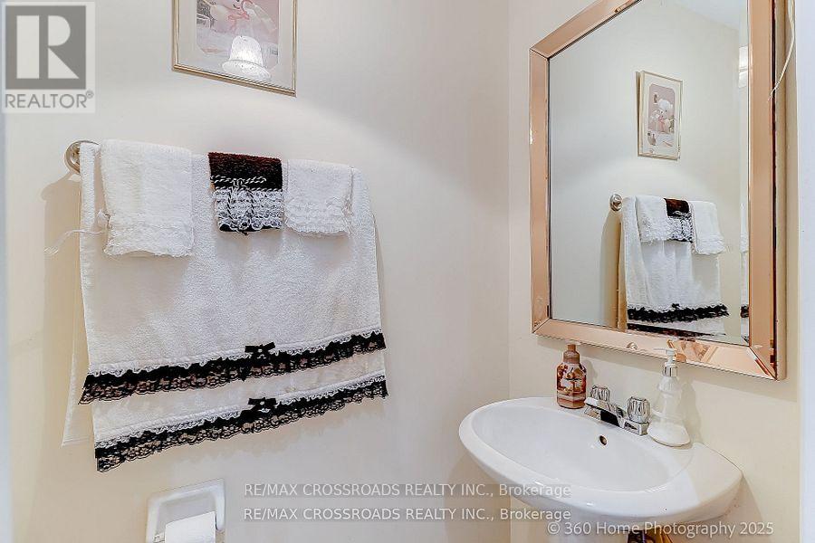 Photo 4 of 29 Billingsley Crescent, Markham ON