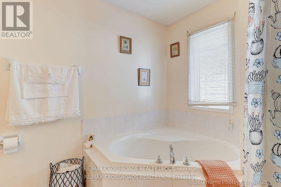 Photo 10 of 29 Billingsley Crescent, Markham ON