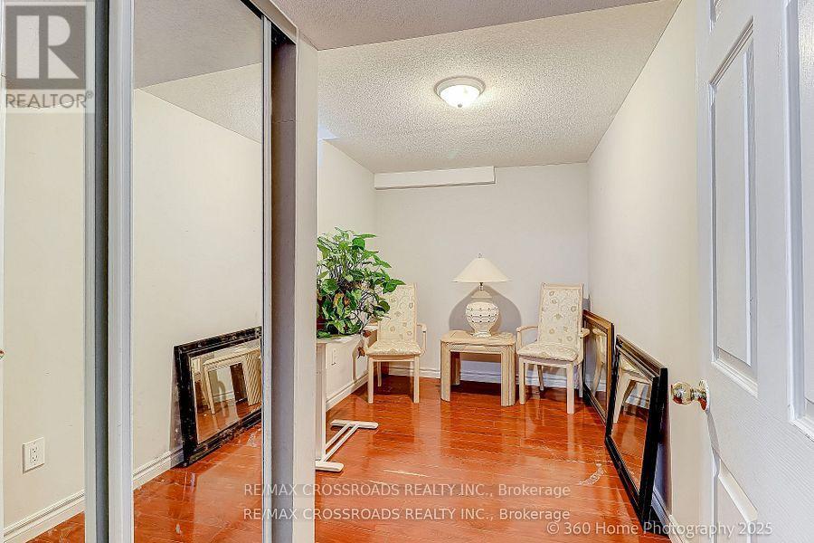 Photo 11 of 29 Billingsley Crescent, Markham ON