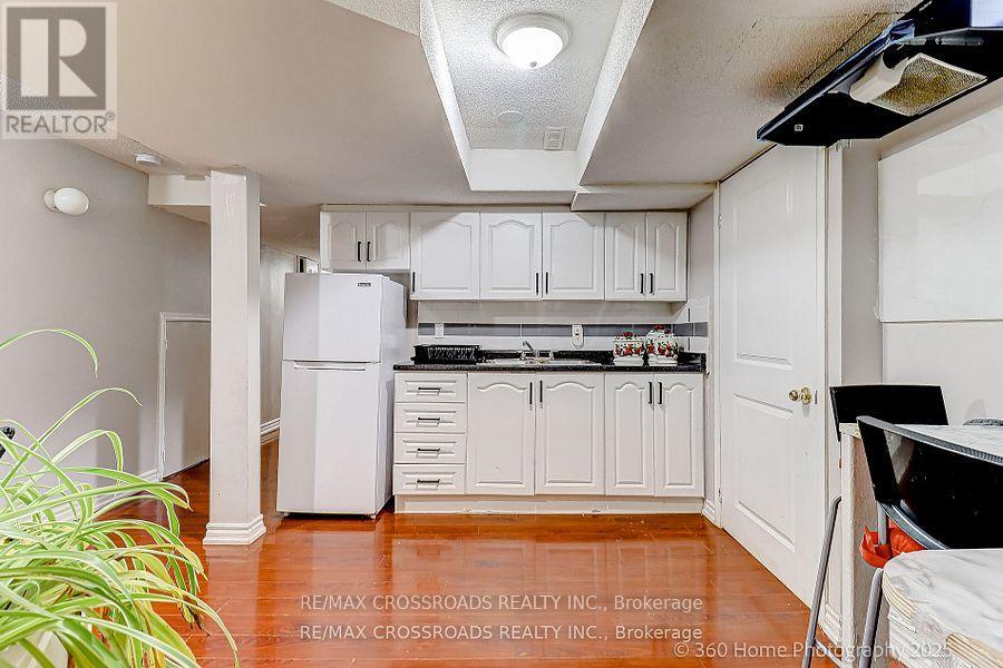 Photo 7 of 29 Billingsley Crescent, Markham ON