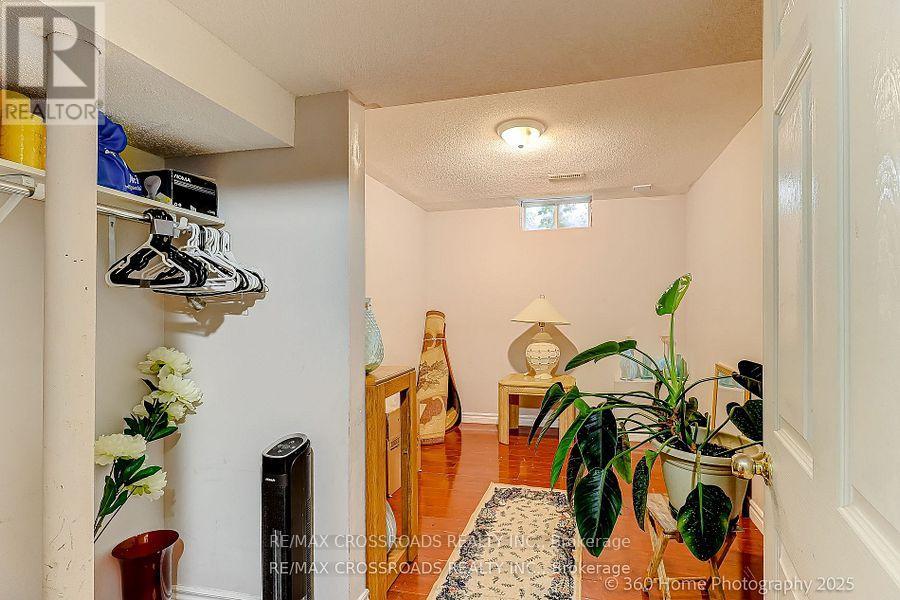 Photo 12 of 29 Billingsley Crescent, Markham ON