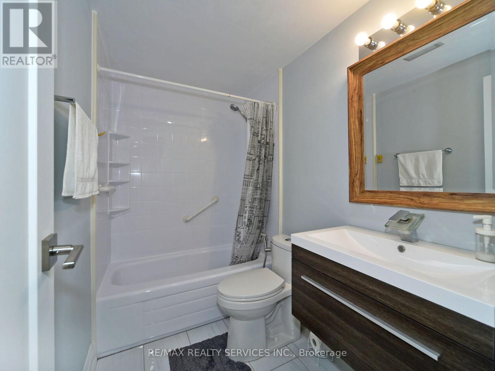 Photo 45 of 80 46 Lindisfarne Way E, Markham ON