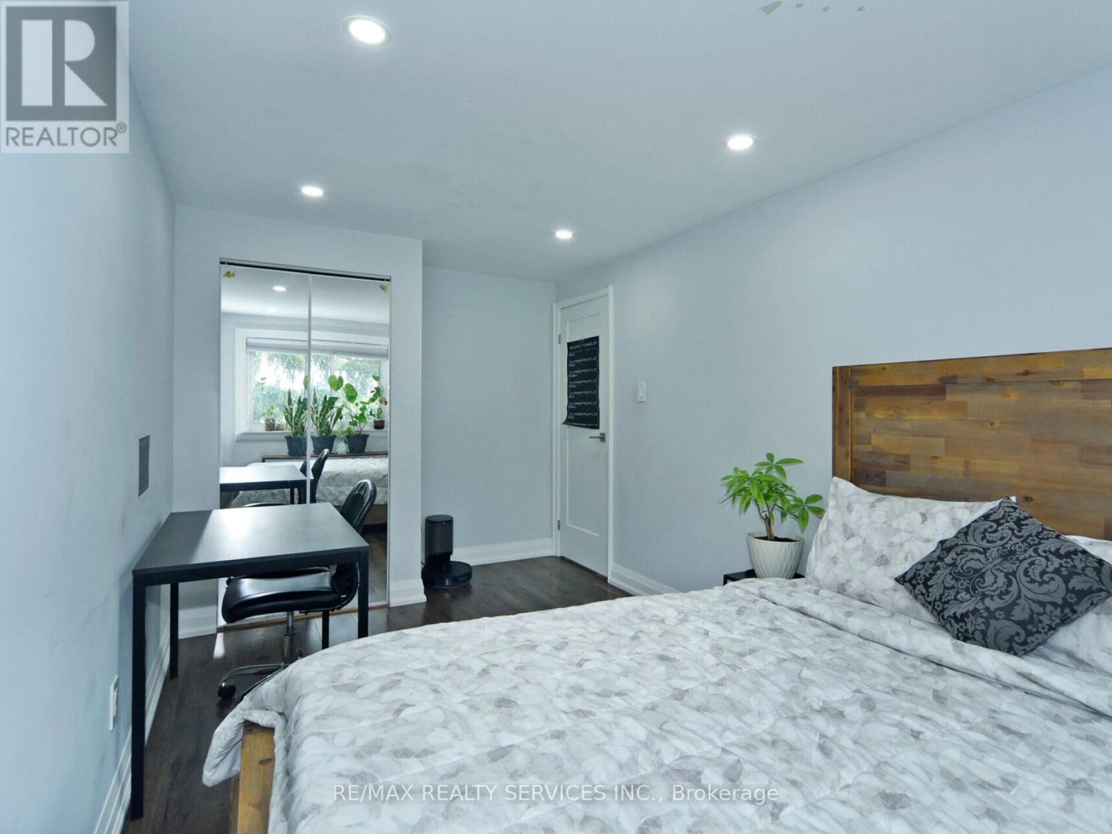 Photo 46 of 80 46 Lindisfarne Way E, Markham ON