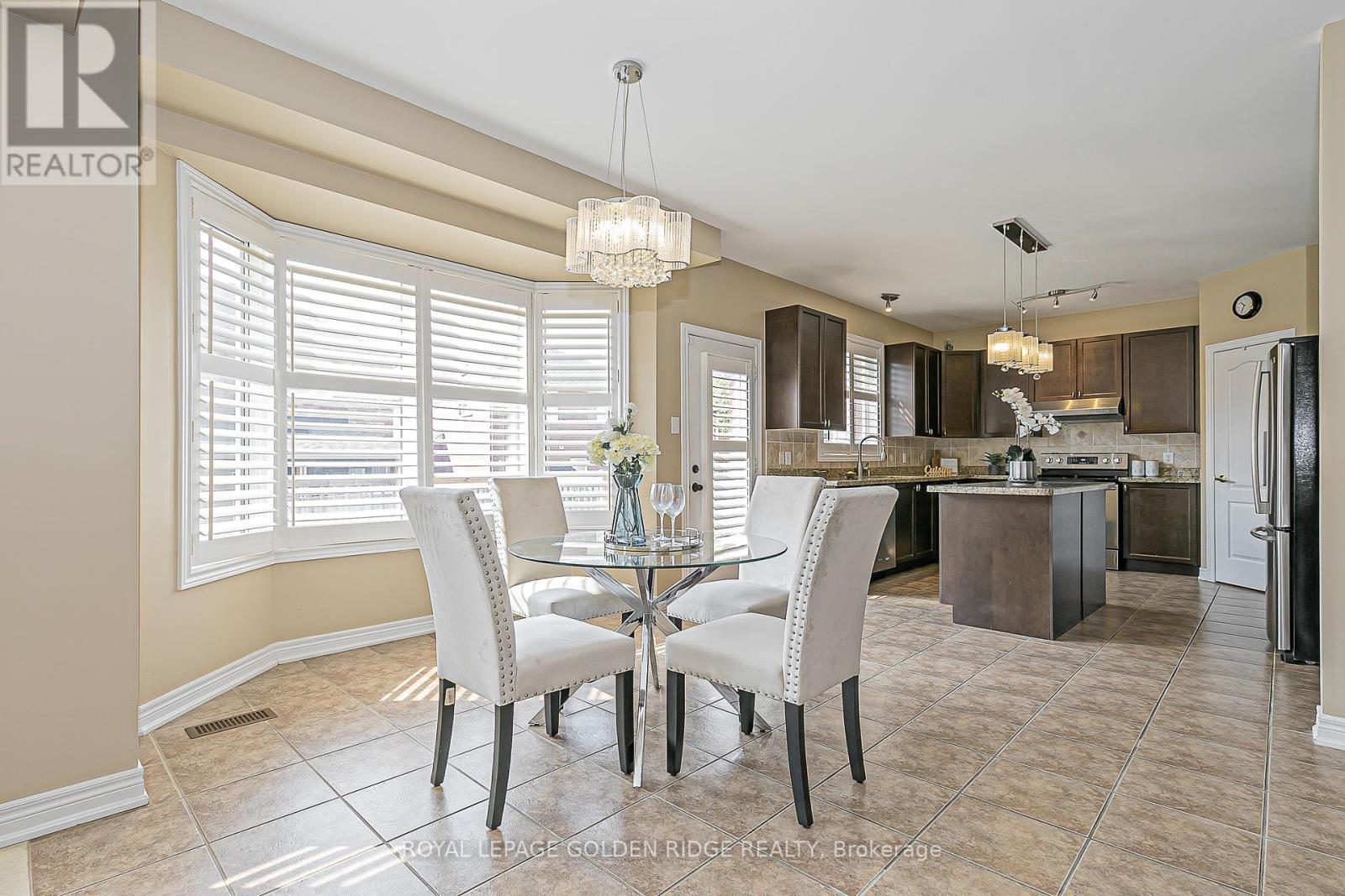Photo 4 of 12 Golden Meadow Drive, Markham ON
