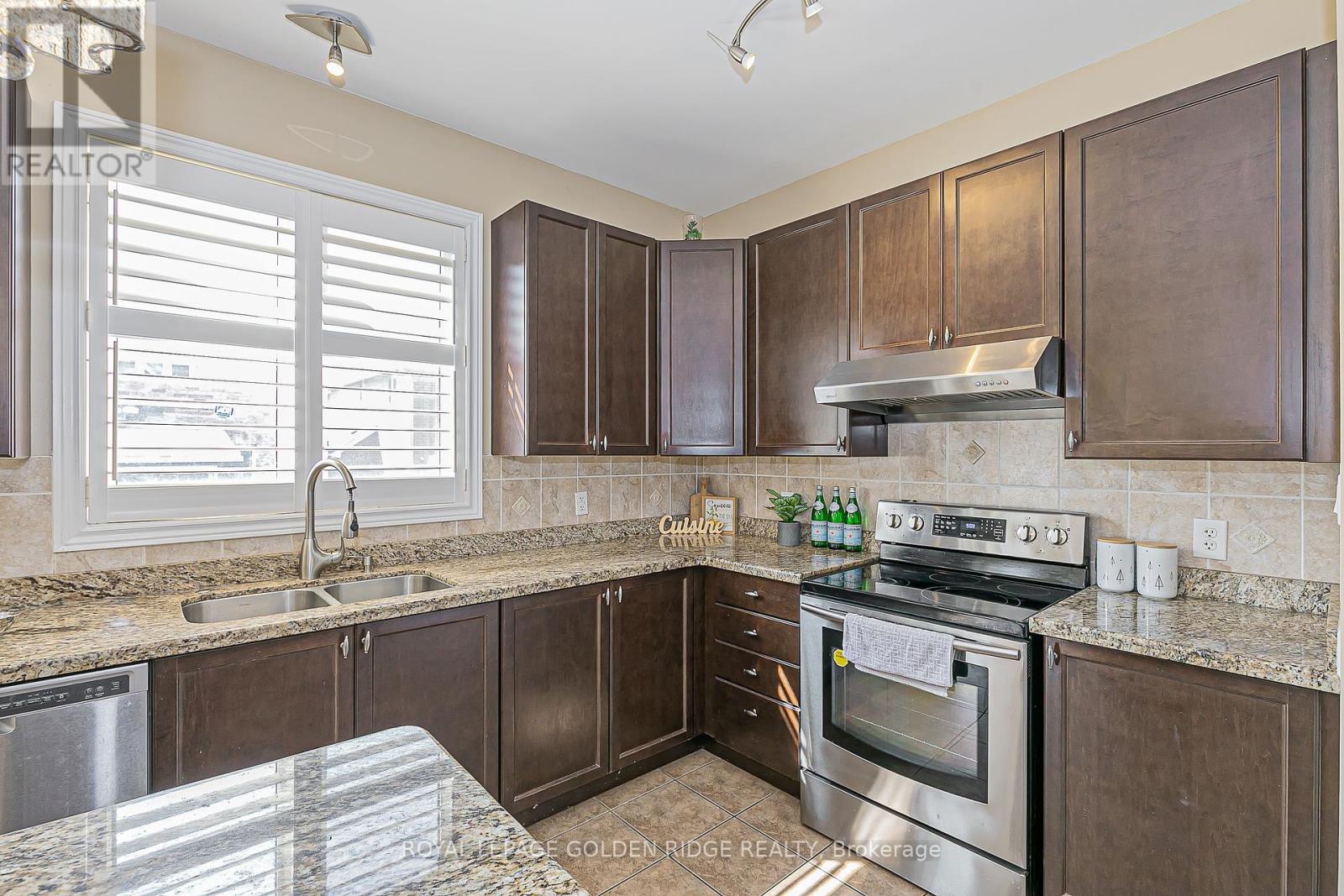 Photo 2 of 12 Golden Meadow Drive, Markham ON