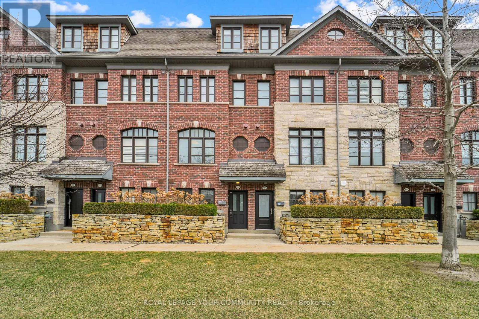 Photo 10 of 8327 Kipling Avenue, Vaughan ON