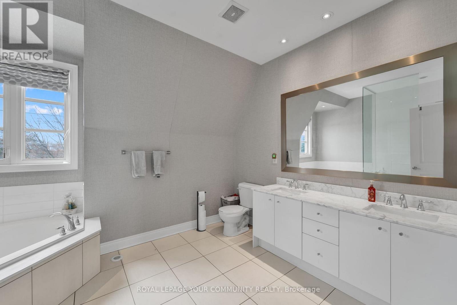 Photo 3 of 8327 Kipling Avenue, Vaughan ON