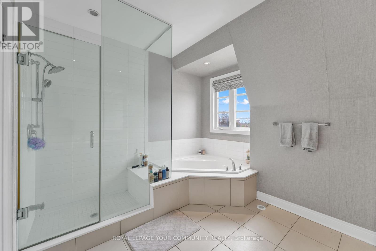 Photo 12 of 8327 Kipling Avenue, Vaughan ON