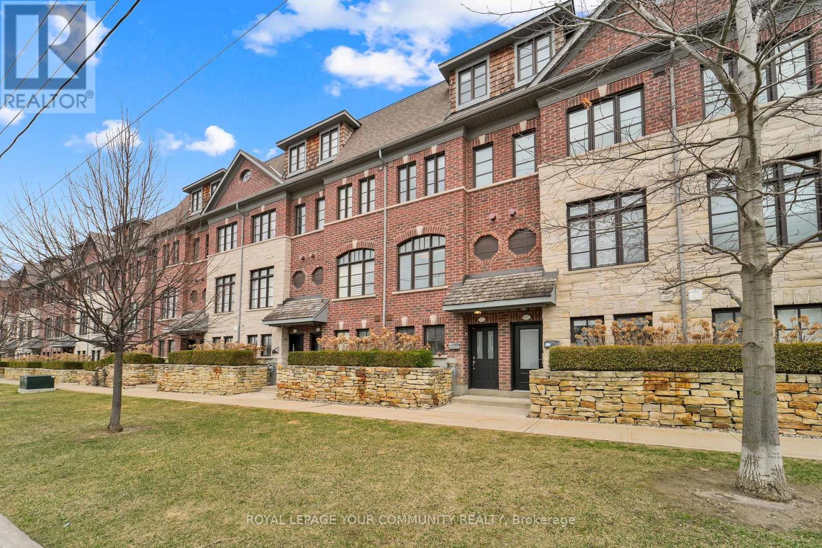 Photo 20 of 8327 Kipling Avenue, Vaughan ON