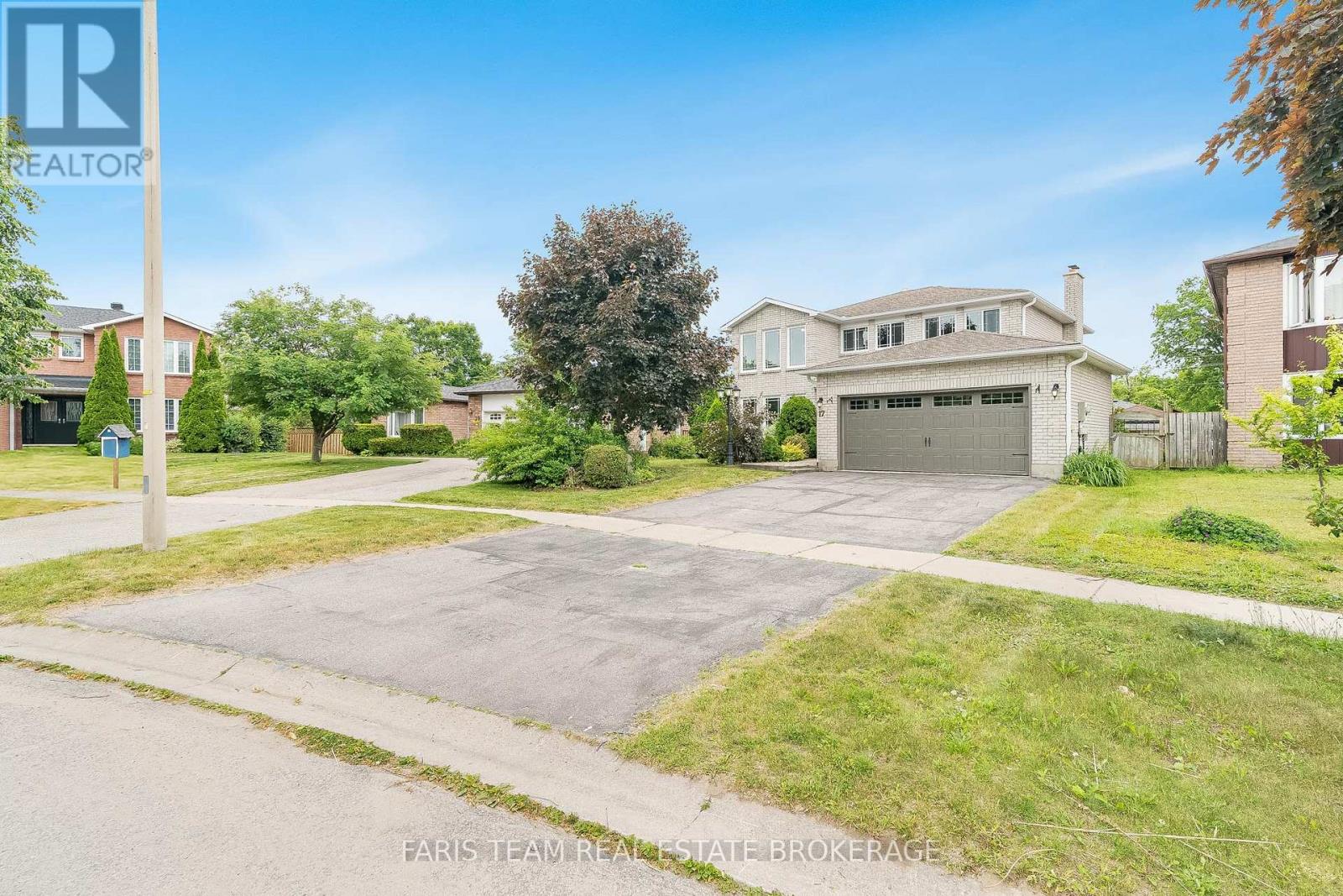 Photo 24 of 17 Radenhurst Crescent, Barrie ON