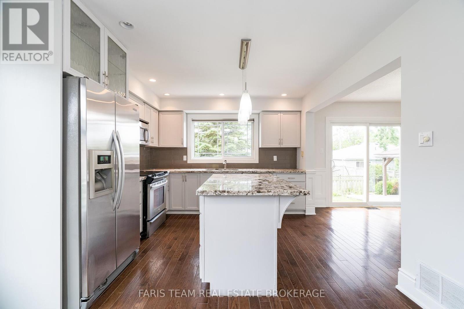 Photo 6 of 17 Radenhurst Crescent, Barrie ON