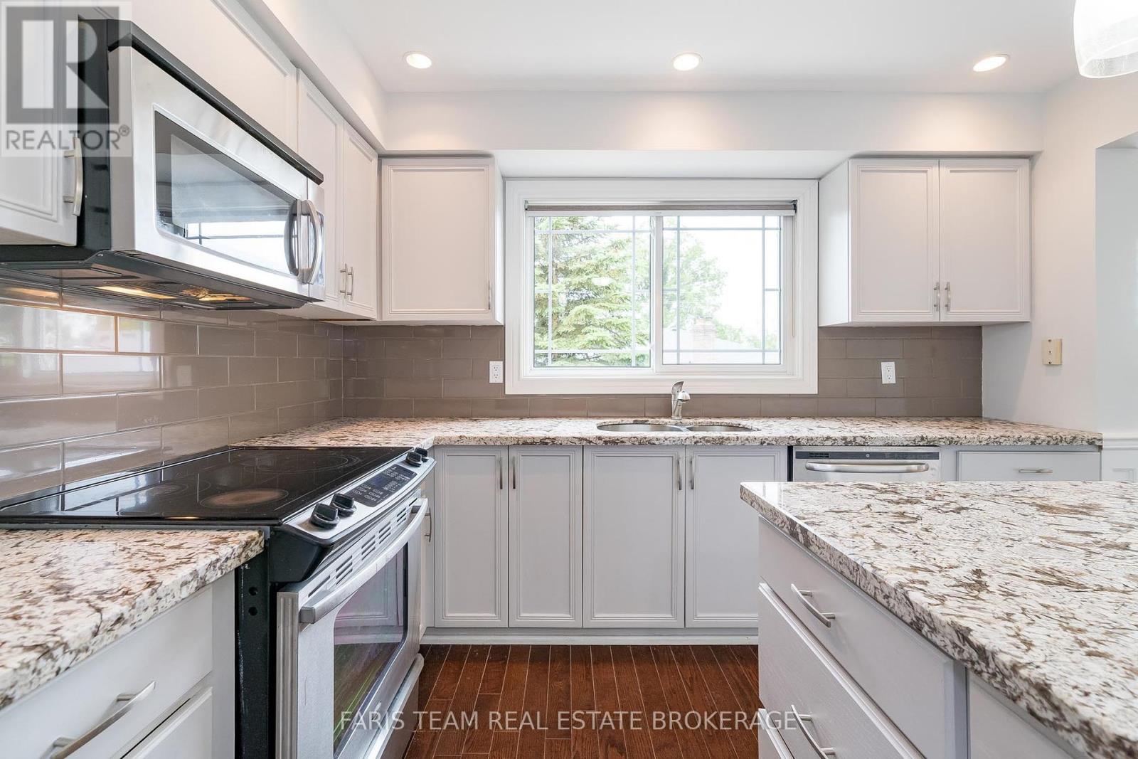Photo 33 of 17 Radenhurst Crescent, Barrie ON