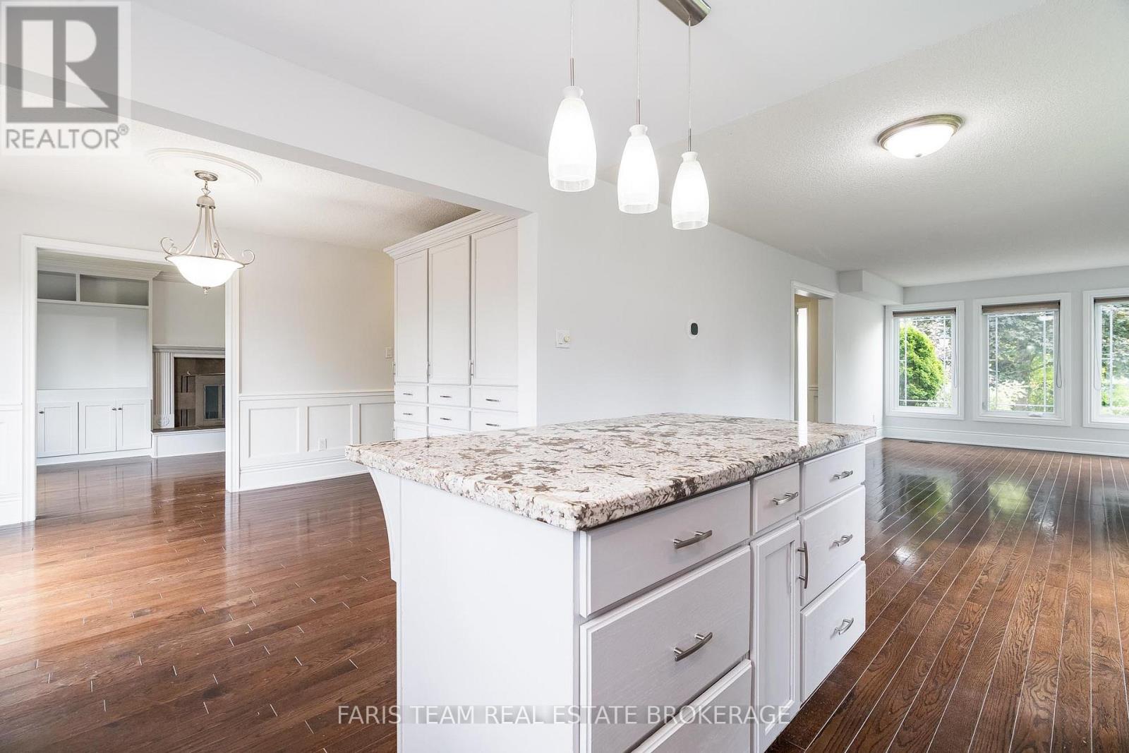 Photo 11 of 17 Radenhurst Crescent, Barrie ON