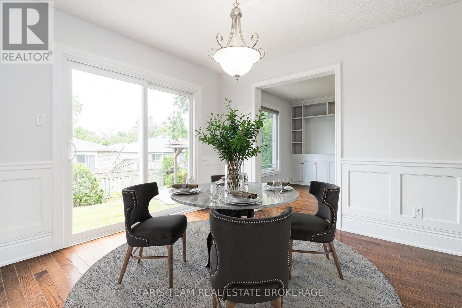 Photo 2 of 17 Radenhurst Crescent, Barrie ON