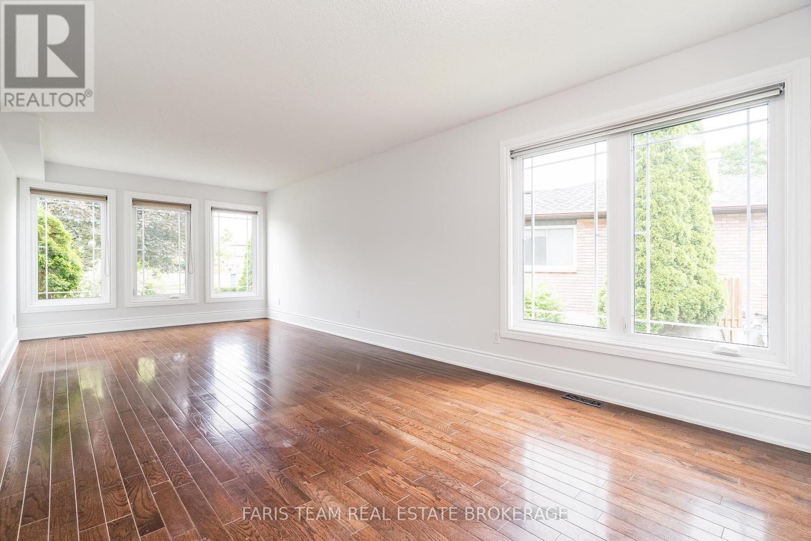 Photo 22 of 17 Radenhurst Crescent, Barrie ON