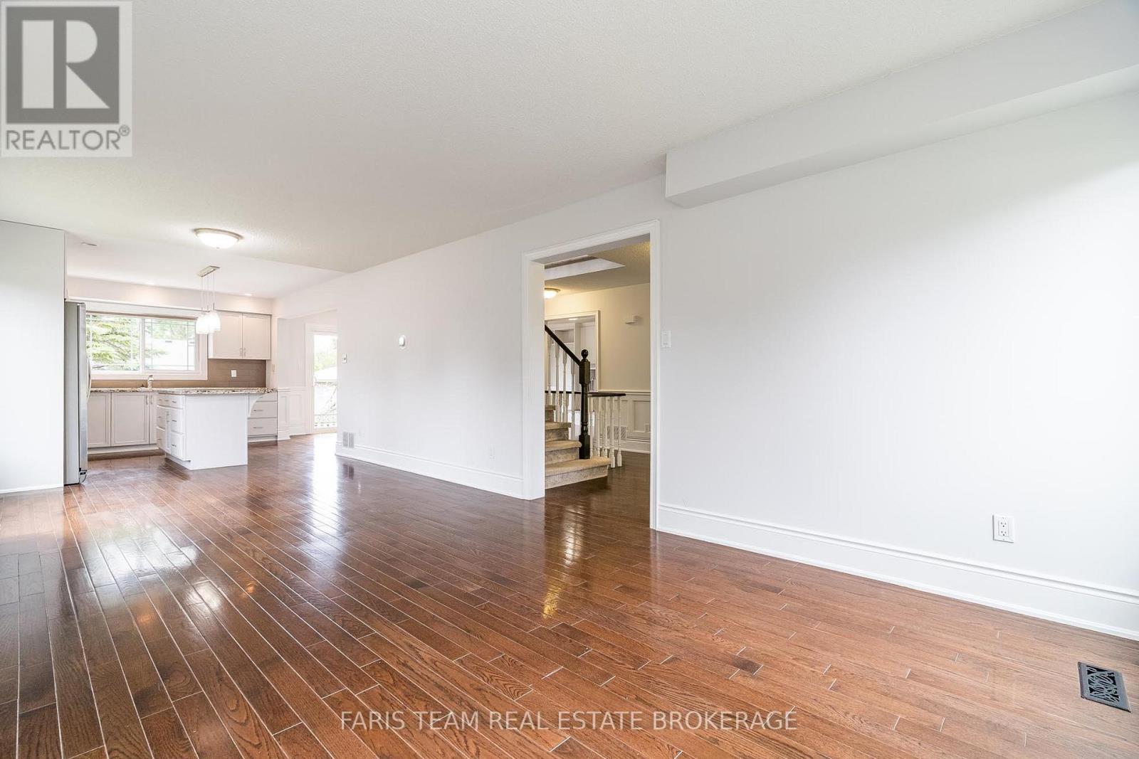 Photo 1 of 17 Radenhurst Crescent, Barrie ON