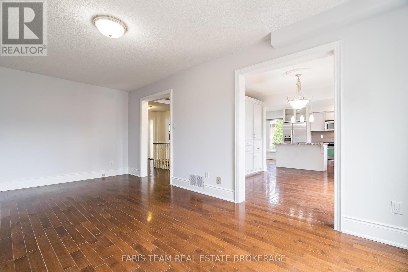 Photo 20 of 17 Radenhurst Crescent, Barrie ON