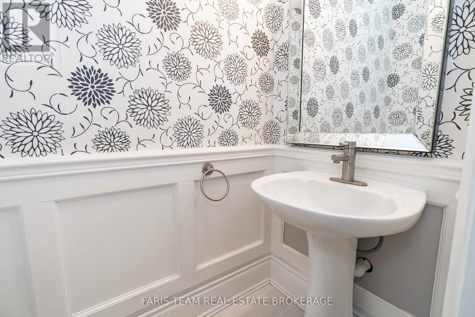 Photo 5 of 17 Radenhurst Crescent, Barrie ON