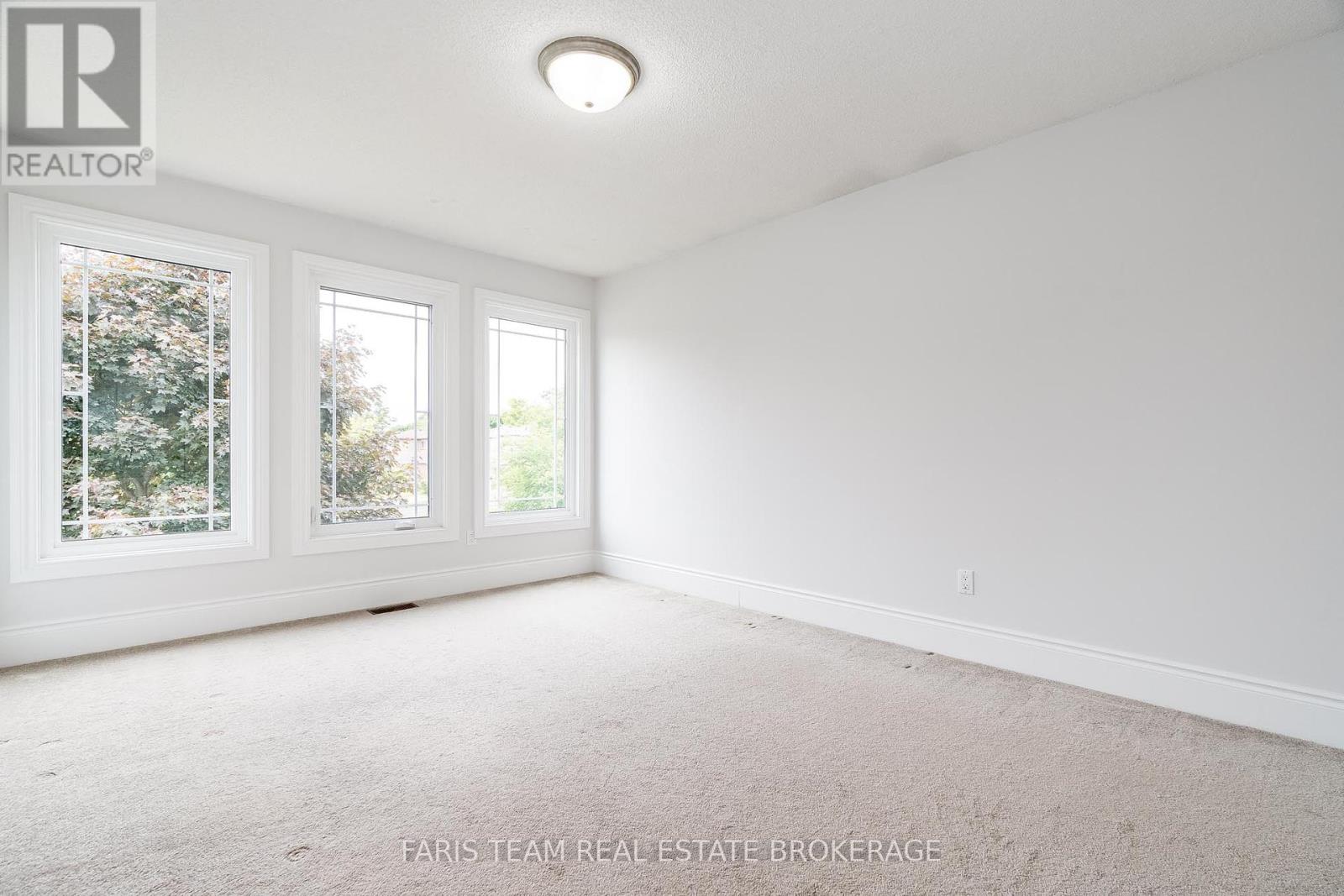 Photo 18 of 17 Radenhurst Crescent, Barrie ON