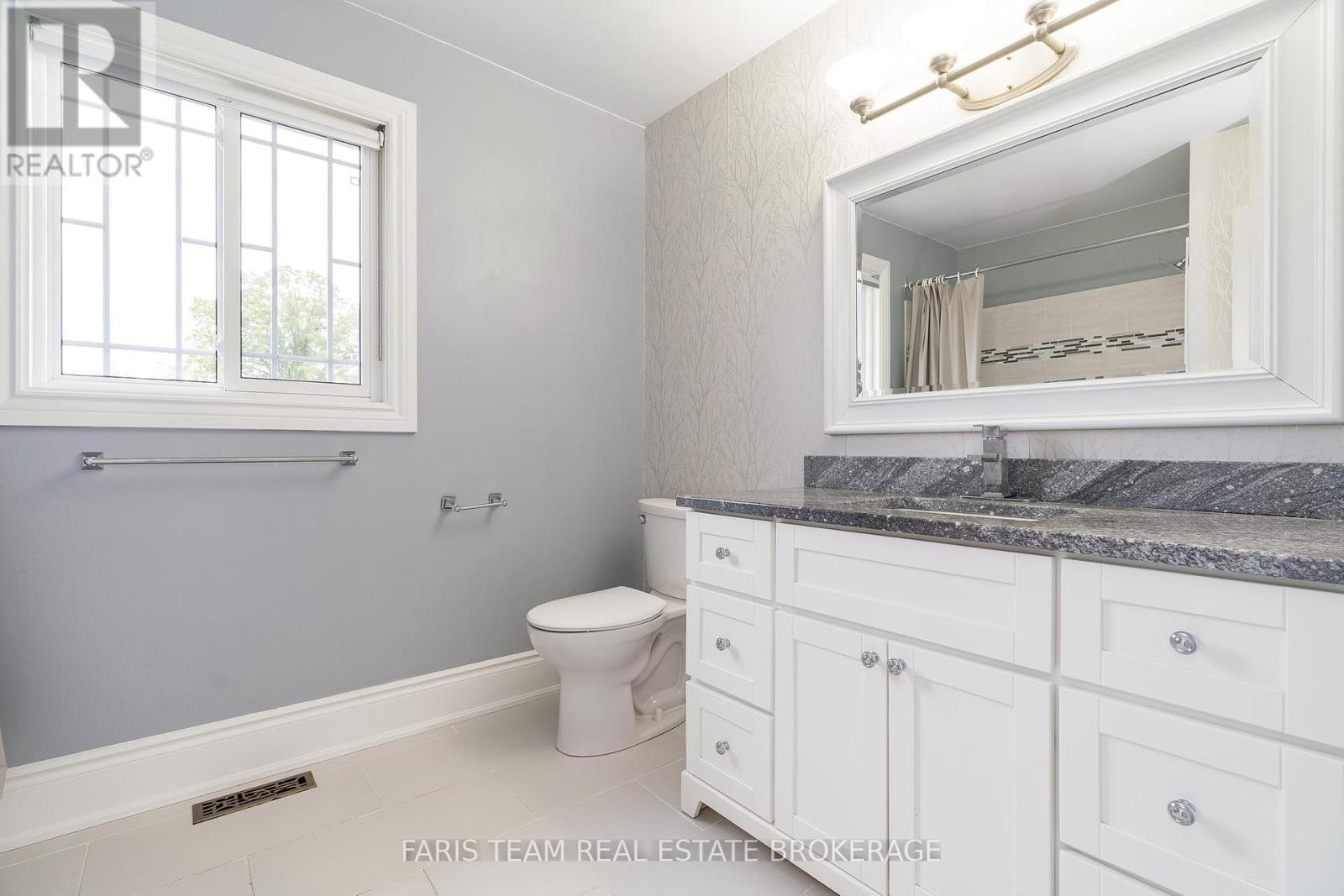 Photo 28 of 17 Radenhurst Crescent, Barrie ON